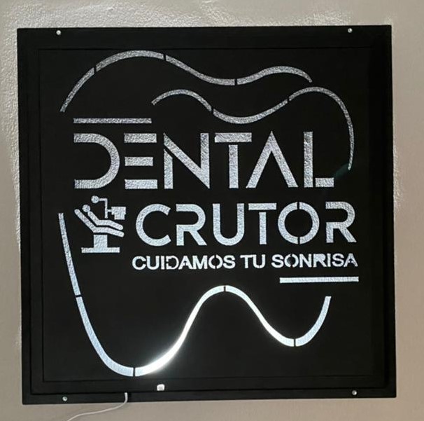 Logo cortado en placa de metal