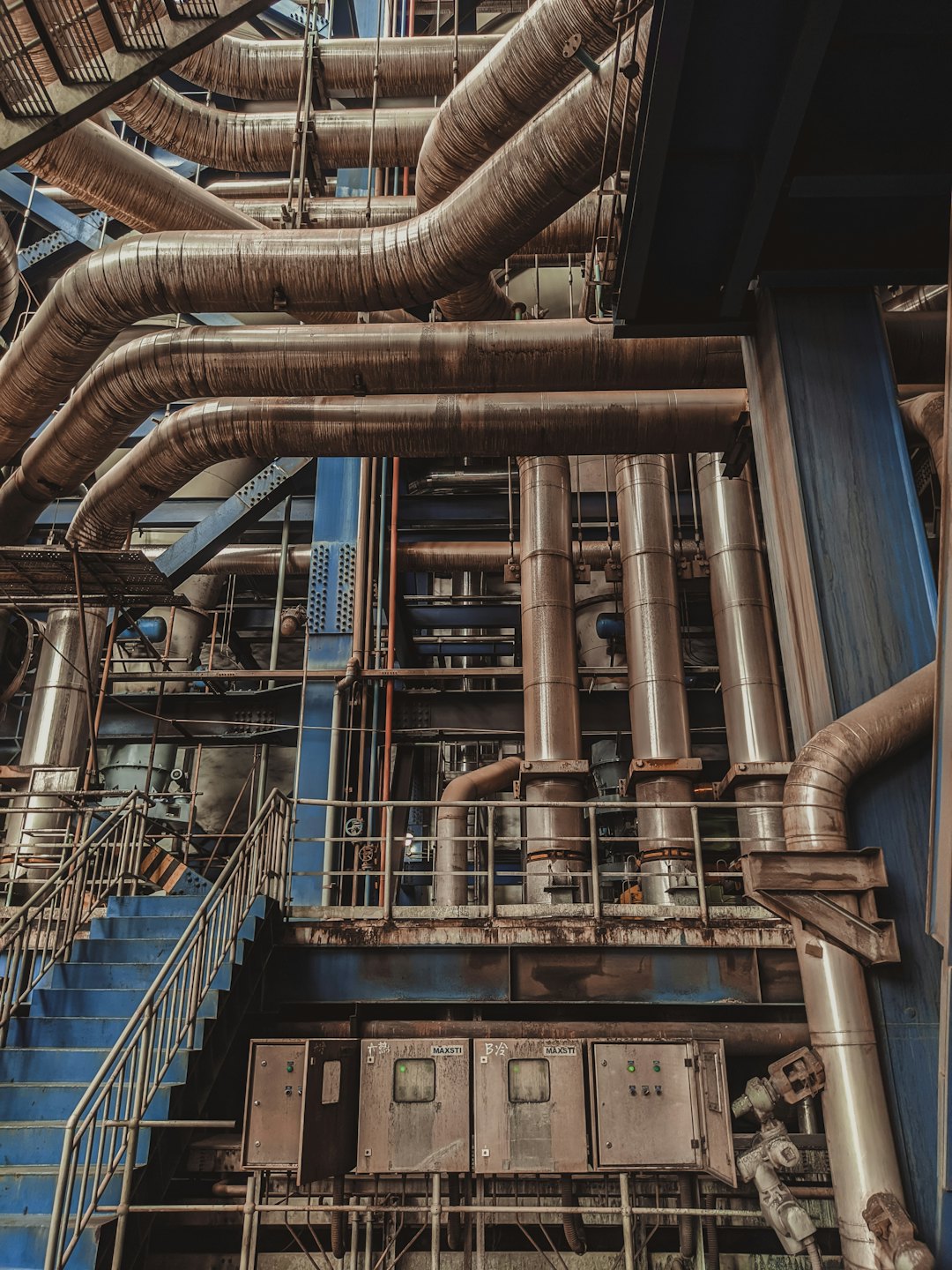 Planta de energía industrial con tuberías, vigas y maquinaria.